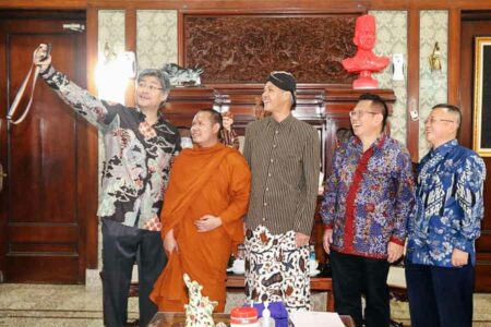 Sejumlah perwakilan Umat Buddha Indonesia saat bertemu Gubernur Jawa Tengah Ganjar Pranowo di Rumah Dinas Puri Gedeh