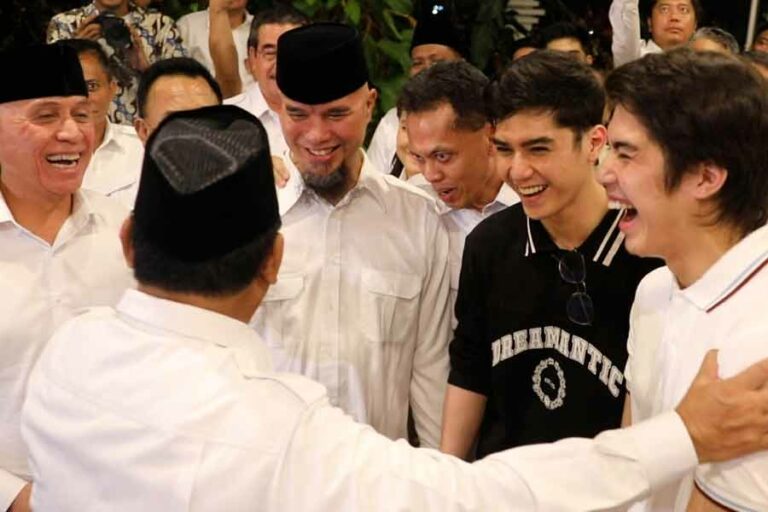 Prabowo saat menyambut kader muda Gerindra, Ahmad Al Ghazali dan Ahmad Jalaluddin Rumi (foto: istimewa)