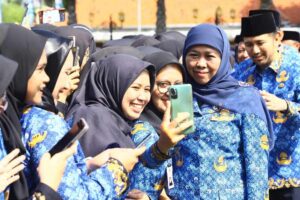 Gubernur Khofifah bersama sejumlah PNS usai pengambilan sumpah di Gedung Negara Grahadi, Surabaya