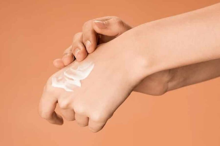 Saatnya Lindungi Kulit dari Bahaya Sinar UV, Simak Tips dari Pakar Ilustrasi penggunaan sunscreen apabila akan terpapar sinar matahari (foto: Shiny Diamond, pexels)