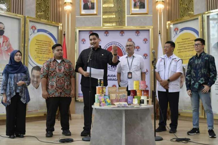 Menpora RI Dito Arioetdjo memberikan apresiasi pada tiga pilar muda kreatif yang mampu masuk ke pasar eropa lewat ajang Tuttofood Milano 2023 (foto: dok kemenpora)