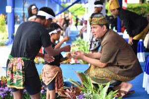Sekolah Adat di Indonesia jadi Ajang Pengembangan Kapasitas di Bidang Kebudayaan Kehadiran sekolah adat dalam Hardiknas 2023 jadi harapan kesetaraan dan kesempatan yang sama bagi seluruh warga untuk mendapat pendidikan yang layak