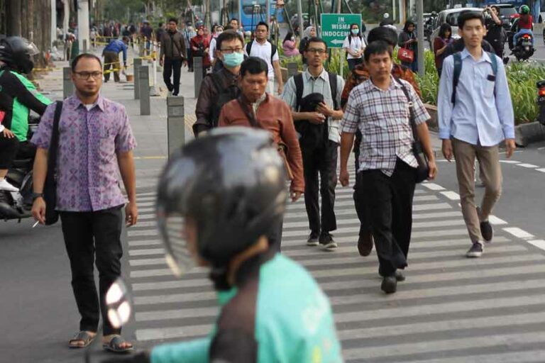 Data BPS, Serapan Tenaga Kerja Meningkat 3,02 Juta Orang dalam Setahun Data BPS, jumlah penduduk yang bekerja penuh waktu sebanyak 92,16 juta orang, paruh waktu 36,88 juta orang, dan setengah pengangguran 9,59 juta orang. (foto: Sean Weaver, unsplash)