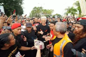 Ganjar Pranowo berbaur bersama warga dalam Car Free Day Alun-Alun Jember, Minggu (7/5//2023).