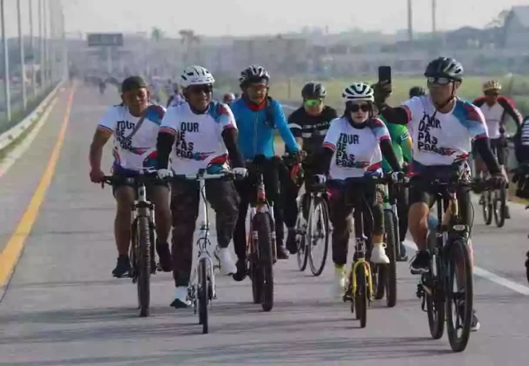 Ratusan Peserta Meriahkan Event Gowes Sepeda Tour de Paspro di Probolinggo Sesampaikan di garis finish, semua goweser istirahat sambil menikmati hiburan yang disiapkan oleh PT Trans-Jawa Paspro Jalan Tol.