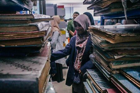 Perpustakaan Stikosa-AWS memiliki koleksi surat kabar Surabaya Post, Suara Pembaharuan, Memorandum, serta sejumlah media cetak lain terbitan tahun 1950-an