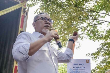 Menteri Perdagangan Zulkifli Hasan saat memimpin pemusnahan barang impor di Kawasan Industri Keroncong, Tangerang, Banten