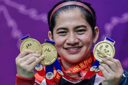 Leani Ratri Oktila, atlet para bulutangkis Indonesia, menunjukkan tiga medali emas yang diraih dalam Asean Para Games ke-12 Phnom Penh, Kamboja. (foto: dok kemenpora)