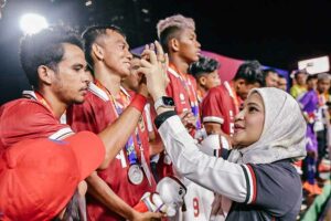 Angkie Yudistia, Staf Khusus Presiden Bidang Sosial, menyatakan rasa bangganya pada atlet dan kontingen Indonesia yang berjuang dalam Asean Para Games ke-12 di Kamboja. (foto: dok kemenpora)