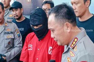 Mengaku Emosi Sesaat, Pelaku Pembunuh Mahasiswi Ubaya Bantah Motif Hubungan Asmara Rochmad Bagus Apriyatna, tersangka kasus pembunuhan mahasiswi di Surabaya, saat rilis kasus di Polestabes Surabaya (foto: dok beritajatim.com)