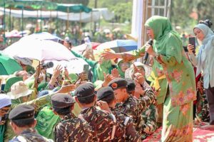 Ketua Umum PP Muslimat NU Khofifah Indar Parawansa saat menghadiri peringatan Hari Lahir (Harlah) Muslimat NU ke-77 yang digelar PW Muslimat NU Jawa Tengah di Halaman Kantor Pemkab Tegal, Jateng