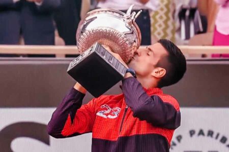Selebrasi Djokovic saat memenangkan trofi French Open 2023 di Lapangan Rolland Garos