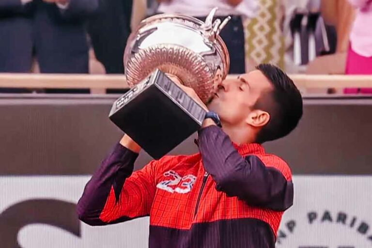 Libas Casper Ruud Tiga Set, Novak Djokovic Juara French Open 2023 Selebrasi Djokovic saat memenangkan trofi French Open 2023 di Lapangan Rolland Garos