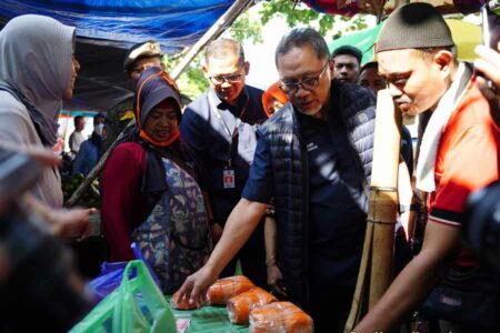 Menteri Perdagangan RI Zulkifli Hasan saat mengunjungi Pasar Karang Ayu di Semarang, Jawa Tengah