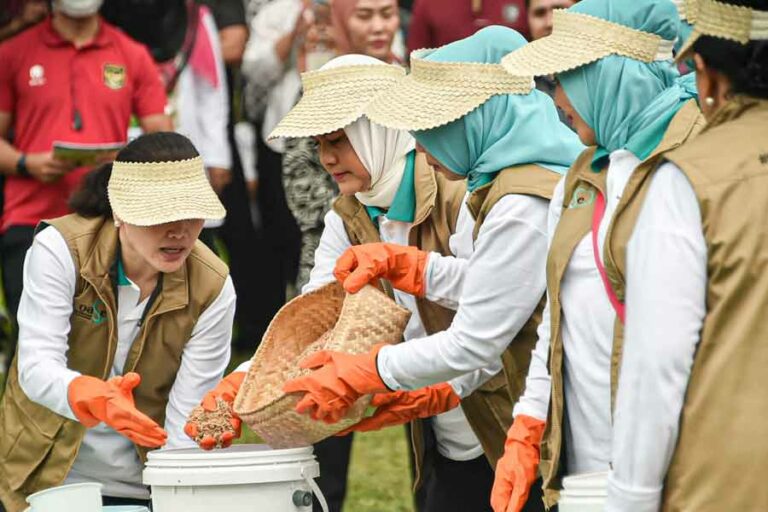 Sejumlah perempuan Indonesia sedang mengikuti kegiatan Oase Kabinet Indonesia Maju yang didukung oleh Kementerian Lingkungan Hidup dan Kehutanan (KLHK)