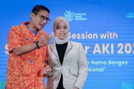 Menparekraf Sandiaga Salahuddin Uno bersama Putri Ariani, warga Indonesia yang berhasil masuk babak live show America’s Got Talent (AGT) musim ke-18 tahun 2023