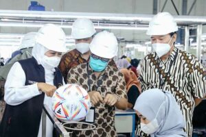 Gubernur Khofifah saat mengunjungi sebuah pusat industri produk pendukung olahraga
