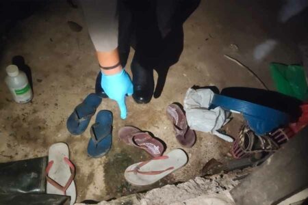 Ibu Rumah Tangga Asal Kelumpang Tewas Keracunan Cairan Pembasmi Rumput Petugas menunjukkan bekas cairan yang diminum korban (foto: Dok Humas Polres Kotabaru)