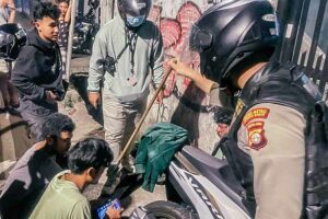 Polres Metro Jakarta Barat Amankan Ratusan Pelajar dengan Senjata Tajam di Grogol Petamburan Tim Perintis Patroli Presisi Polres Metro Jakarta Barat saat menunjukkan senjata tajam yang dibawa sejumlah pelajar di Grogol Petamburan (foto: Dok Humas Polri)