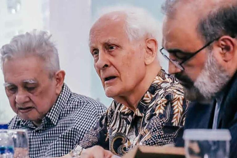 Narasumber diskusi, Prof. Franz Magnis Suseno (tengah), Prof. Abdul Hadi (kiri), dan Prof. Dr. Hossein Muttaghi (kanan)