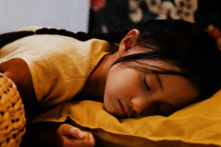 Penderita pada anak disarankan istirahat total di rumah dan menjaga asupan cairan agar tubuh tetap terhidrasi. (foto: Ron Lach, pexels)