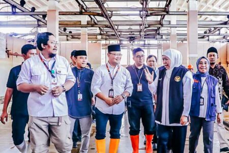Gubernur Khofifah berdialog dengan Dirut RPH Kota Surabaya Fajar Arifianto Isnugroho dan awak RPH lainnya