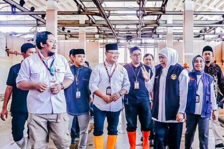 Kunjungi RPH Pegirian, Gubernur Khofifah Pastikan Hewan Kurban Bebas LSD dan PMK Gubernur Khofifah berdialog dengan Dirut RPH Kota Surabaya Fajar Arifianto Isnugroho dan awak RPH lainnya