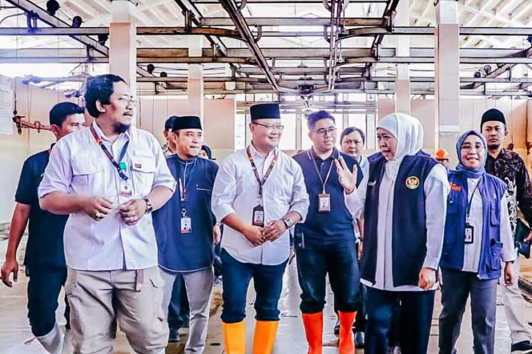 Kunjungi RPH Pegirian, Gubernur Khofifah Pastikan Hewan Kurban Bebas LSD dan PMK Gubernur Khofifah berdialog dengan Dirut RPH Kota Surabaya Fajar Arifianto Isnugroho dan awak RPH lainnya