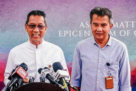 Kepala Sekretariat Presiden Heru Budi Hartono bersama Deputi Bidang Protokol, Pers, dan Media Sekretariat Presiden Bey Machmudin, saat menyampaikan keterangan di Kompleks Istana Kepresidenan, Jakarta (foto: Dok PMI Setpres)