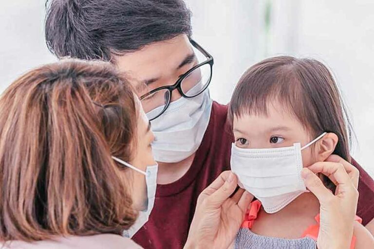 Ilustrasi sebuah keluarga mengenakan masker untuk melindungi diri dari gangguan kesehatan