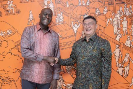 IFC Managing Director Makhtar Diop bersama President Director PT Bank BTPN Tbk Henoch Munandar di Jakarta