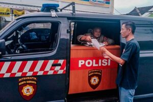 SPKT keliling Polsek Cikedung di Pertigaan Desa Cikedung lor, Kecamatan Cikedung, Kabupaten Indramayu