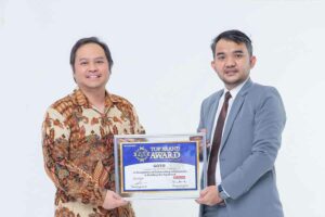 Wandi P. Simanullang, Brand & Marketing Manager GOTO Living, menerima penghargaan Top Brand Award dari Frontier Research