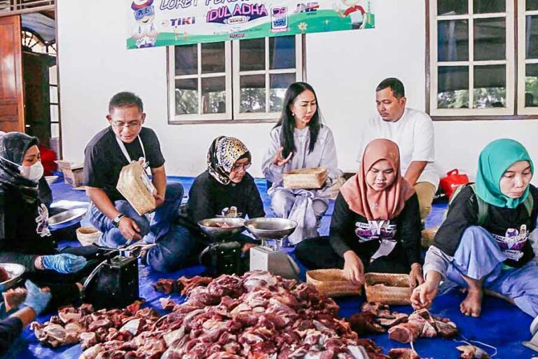 Suasana pemotongan daging kurban di Yayasan Taman Yatim Piatu Tuna Netra, Jakarta