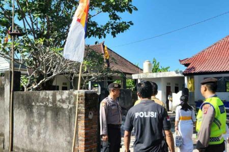 Pastikan Keamanan Hari Raya Waisak, Polisi Kawal Persembahyangan di Wihara dan Kelenteng Polres Jembrana melaksanakan pengamanan baik secara terbuka maupun tertutup, agar peringatan Hari Raya Waisak berjalan aman dan nyaman (foto: Dok Polres Jembrana)