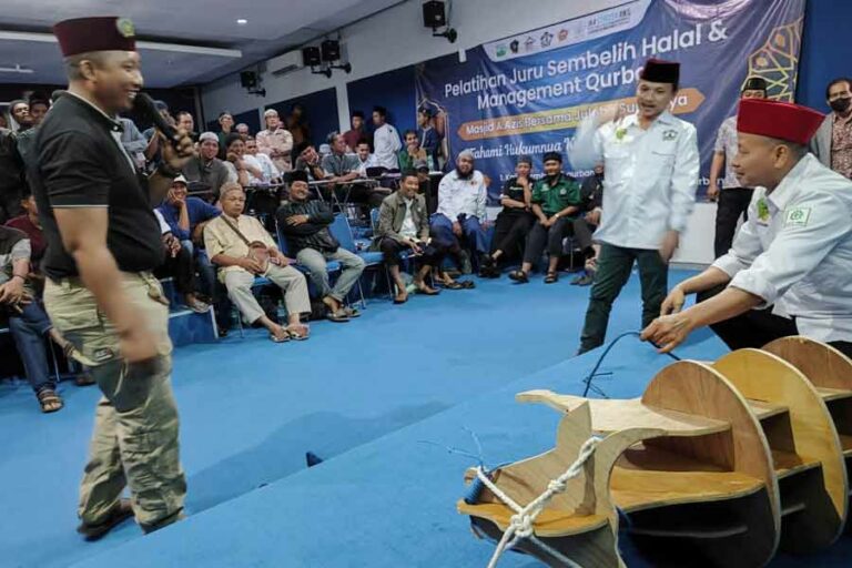 Sambut Idul Adha, Stikosa AWS Gelar Pelatihan Juleha untuk Kurban yang Halal dan Penuh Berkah Pemateri Pelatihan Juleha di Stikosa AWS sedang menjelaskan proses penyembelihan hewan kurban yang halal