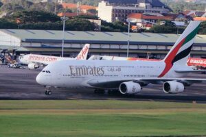 Pesawat terbesar di dunia Airbus A380-800 milik Emirates mendarat di Bandara I Gusti Ngurah Rai Bali (foto: istimewa)