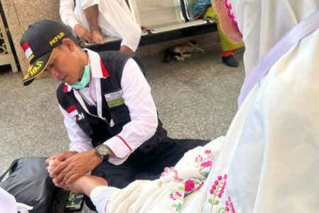 Petugas PKP3JH sedang memeriksa kaki jemaah haji