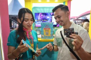 Awak BNI sedang menjelaskan layanan kartu kredit yang cocok dengan berbagai gaya hidup milenial.