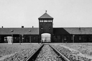 Pintu utama kamp kematian Jerman Auschwitz Birkenau di Polandia (foto: Rossrs, Wikimedia)