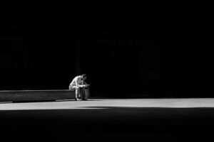 Stigma dan Diskriminasi Terhadap Penderita Kusta Masih jadi Tantangan di Indonesia Karena kondisi tertentu, seseorang kadang dikucilkan dari kehidupan sosial (foto: Matthew Henry, unsplash)