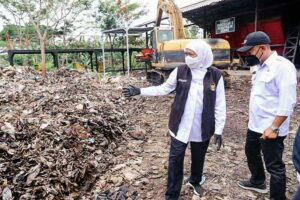 Hari Lingkungan Hidup Sedunia, Gubernur Khofifah Ajak Masyarakat Perangi Sampah Plastik Khofifah optimis bahwa pengurangan penggunaan plastik sekali pakai akan menjadi gaya hidup masyarakat Indonesia di masa depan.