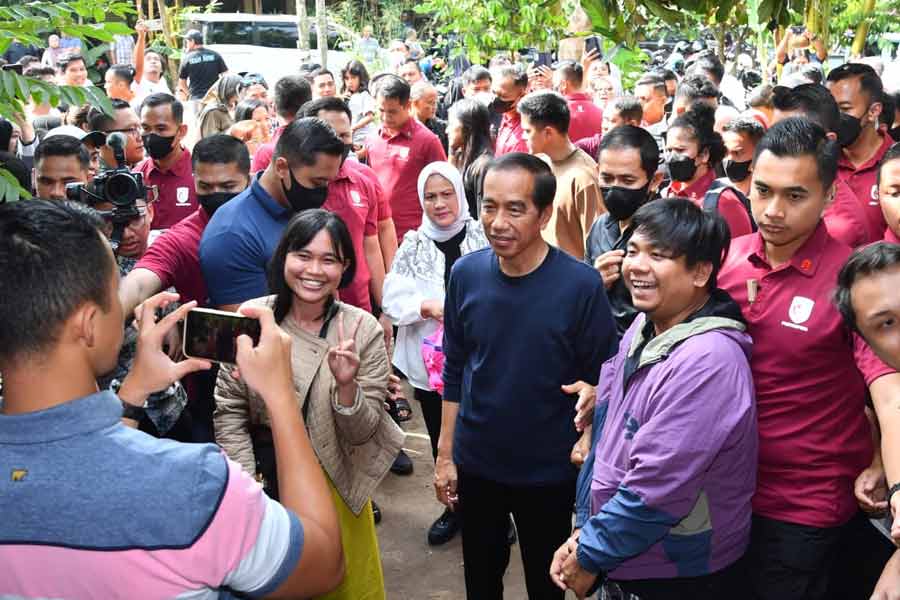 The moment Jokowi and Iriana enjoy food at Yogyakarta Klotok Cafe