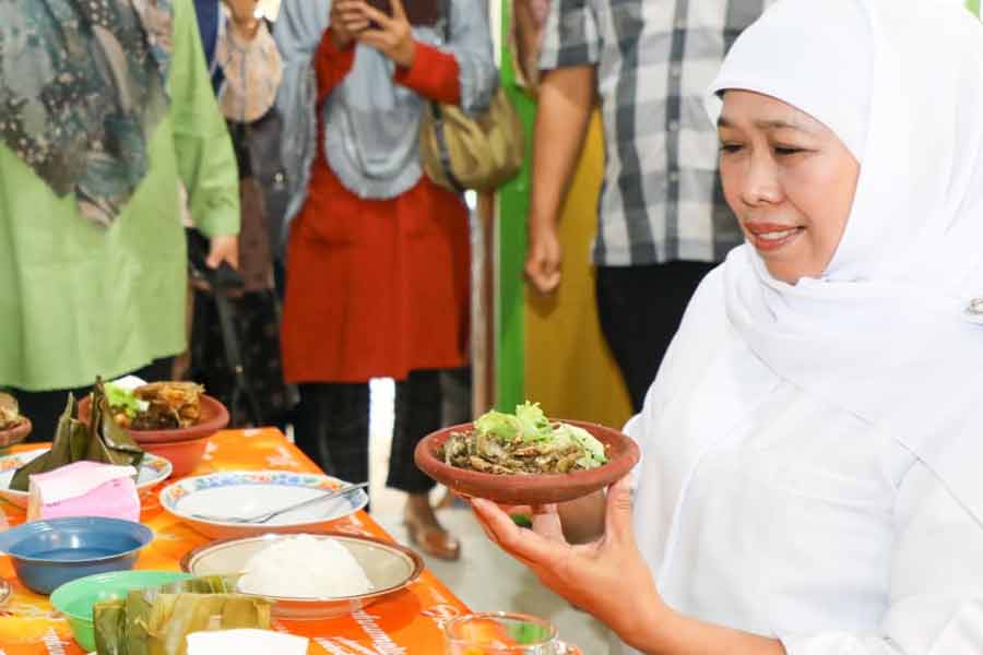 Gubernur Khofifah sedang menikmati kuliner ikonik Kabupaten Mojokerto, sambel wader
