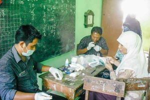 Tim peneliti Unair sedang melakukan penelitian tentang Metode Pengambilan Darah dengan Menggunakan Kertas Saring untuk Mendeteksi Adanya Antibodi Spesifik (Anti Phenolic Glycolipid-1) Mycobacterium Leprae.
