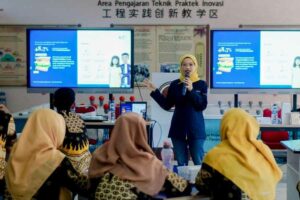 Head of Syariah Astra Life Widyaningsih saat menyampaikan materi literasi keuangan untuk 30 Guru SMK PGRI 2 Ponorogo