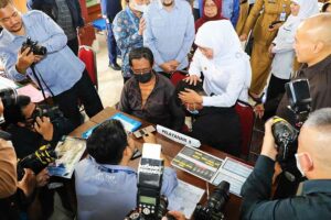 Gubernur Khofifah saat meninjau langsung proses pelayanan PPDB Jatim yang ada di Kantor UPT Teknologi Informasi dan Komunikasi Pendidikan (TIKP) Dinas Pendidikan Provinsi Jatim