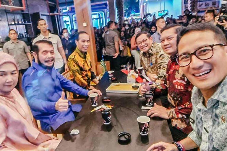 Momen Sandiaga Uno bersama Presiden Joko Widodo dan sejumlah tokoh nasional saat ngopi bareng di salah satu gerai Jakarta Fair. Kesempatan ini kemudian diunggah Sandiaga di media sosialnya (foto: Facebook @SandiSUno)