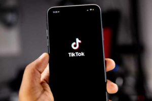Viral di TikTok, Ini Cara Bermain Game Roleplay yang Aman TikTok dalam genggaman pengguna (foto: Solen Feyissa, unsplash)