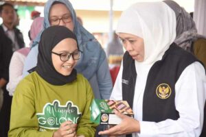 Gubernur Khofifah saat melihat dari dekat produk Pameran Bursa Jamu Materia Medica di UPT Laboratorium Herbal Materia Medica Batu, Dinas Kesehatan (Dinkes) Jawa Timur